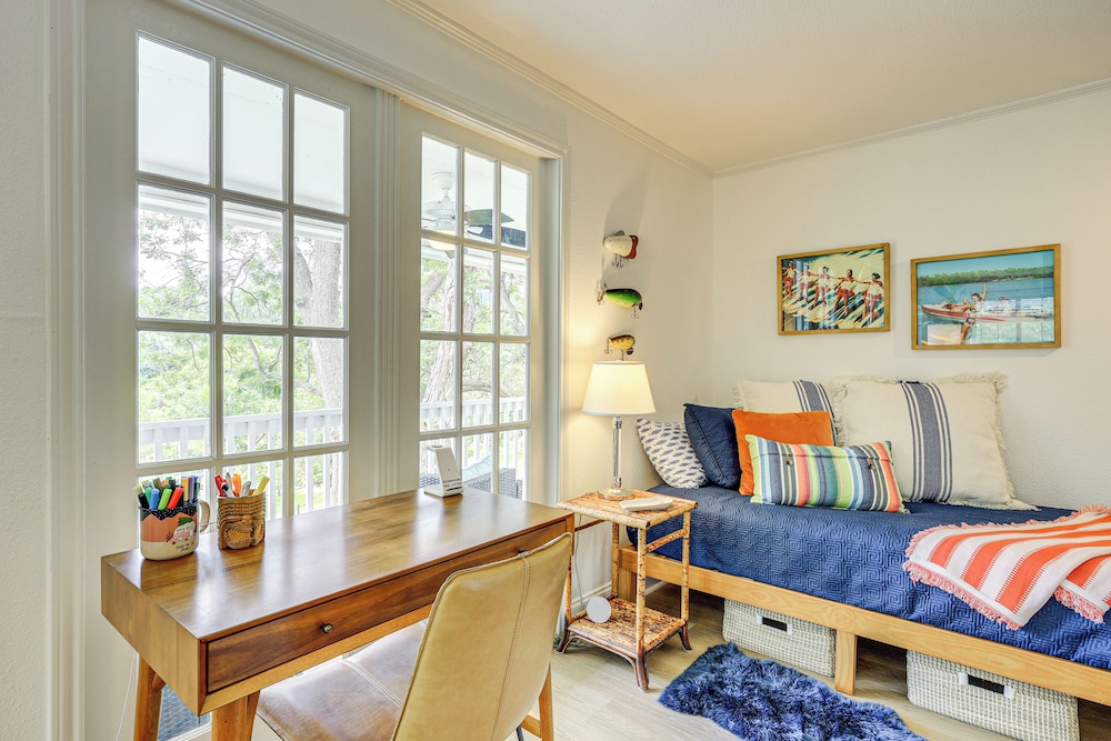 Mod on the Guad Home w/ Lake Mcqueeney Views!
