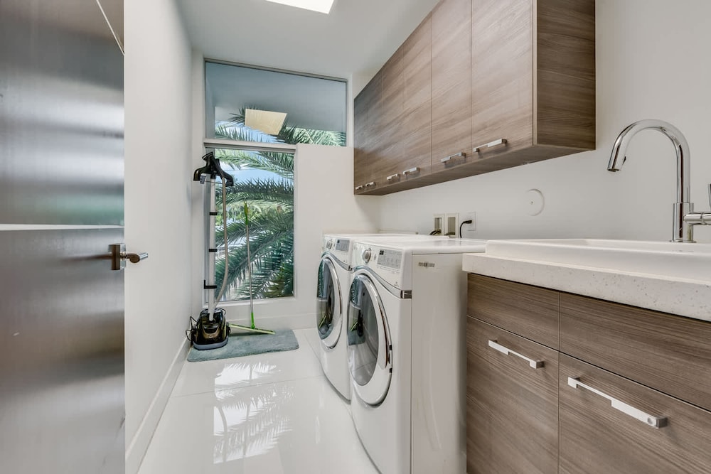 Modern Waterfront Mansion in the Heart of Las Olas Minutes From the Beach
