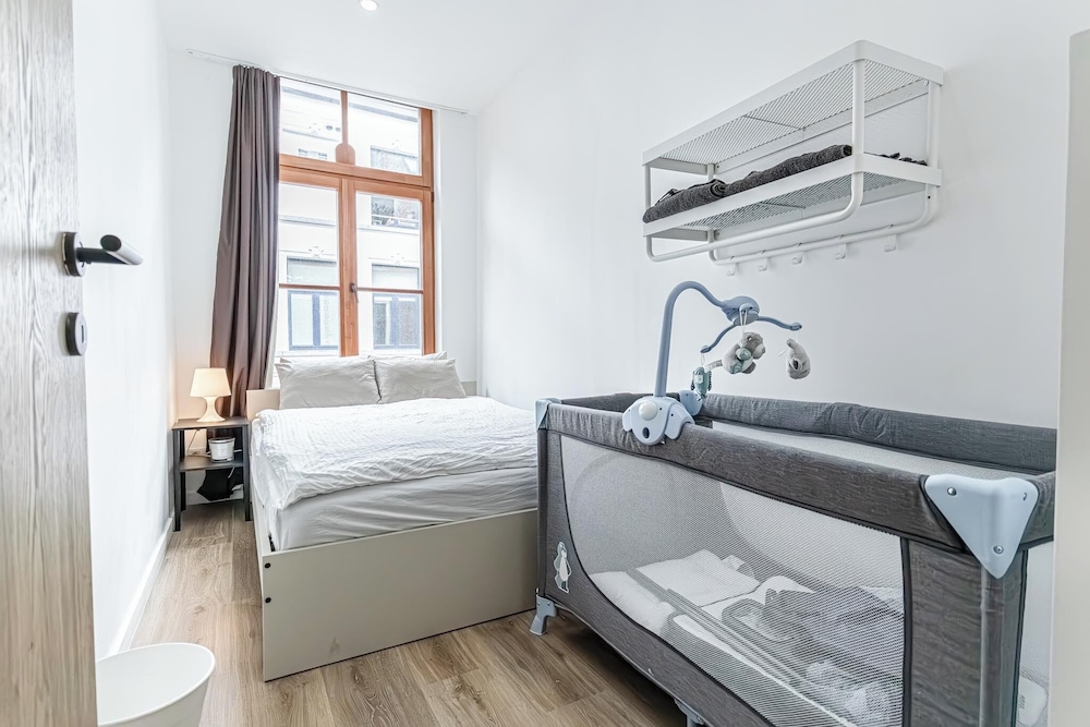Modern 3BR Apt for 6 with Patio Ghent