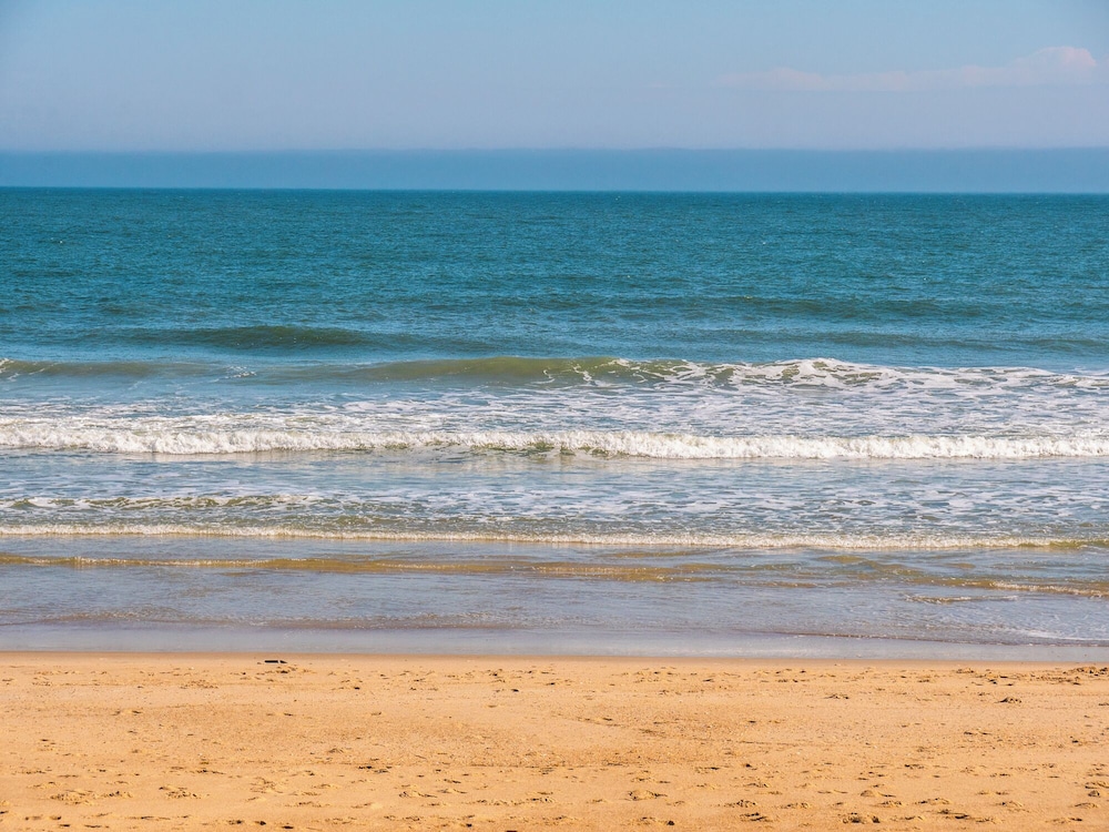 Sand Pebbles by Carolina Retreats