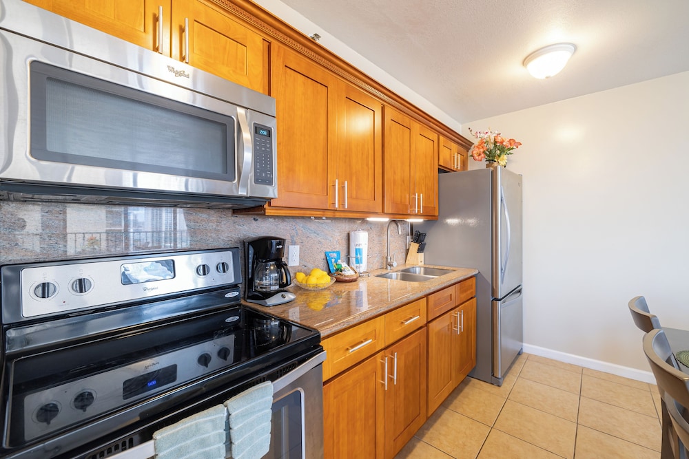 High Floor Ocean View Condo (King Bed and Parking): kitchen photo