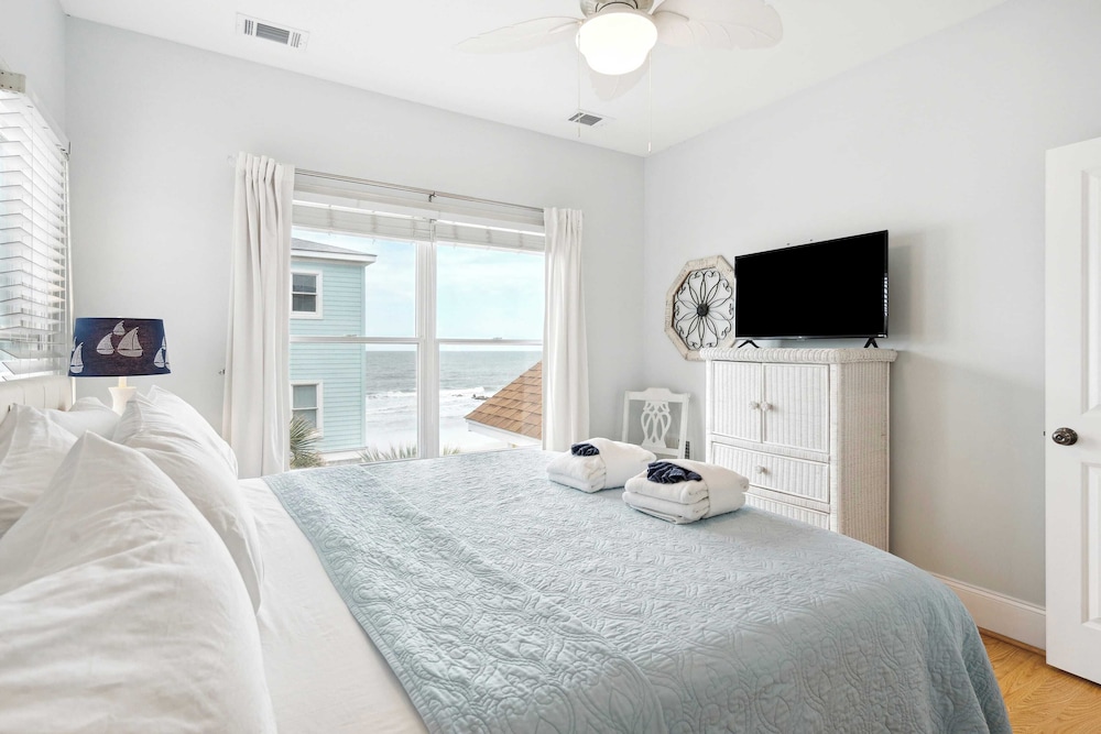 Oceanfront w/ Pool, Panoramic Deck Views, 5bdr Folly Ocean Breeze by Avantstay