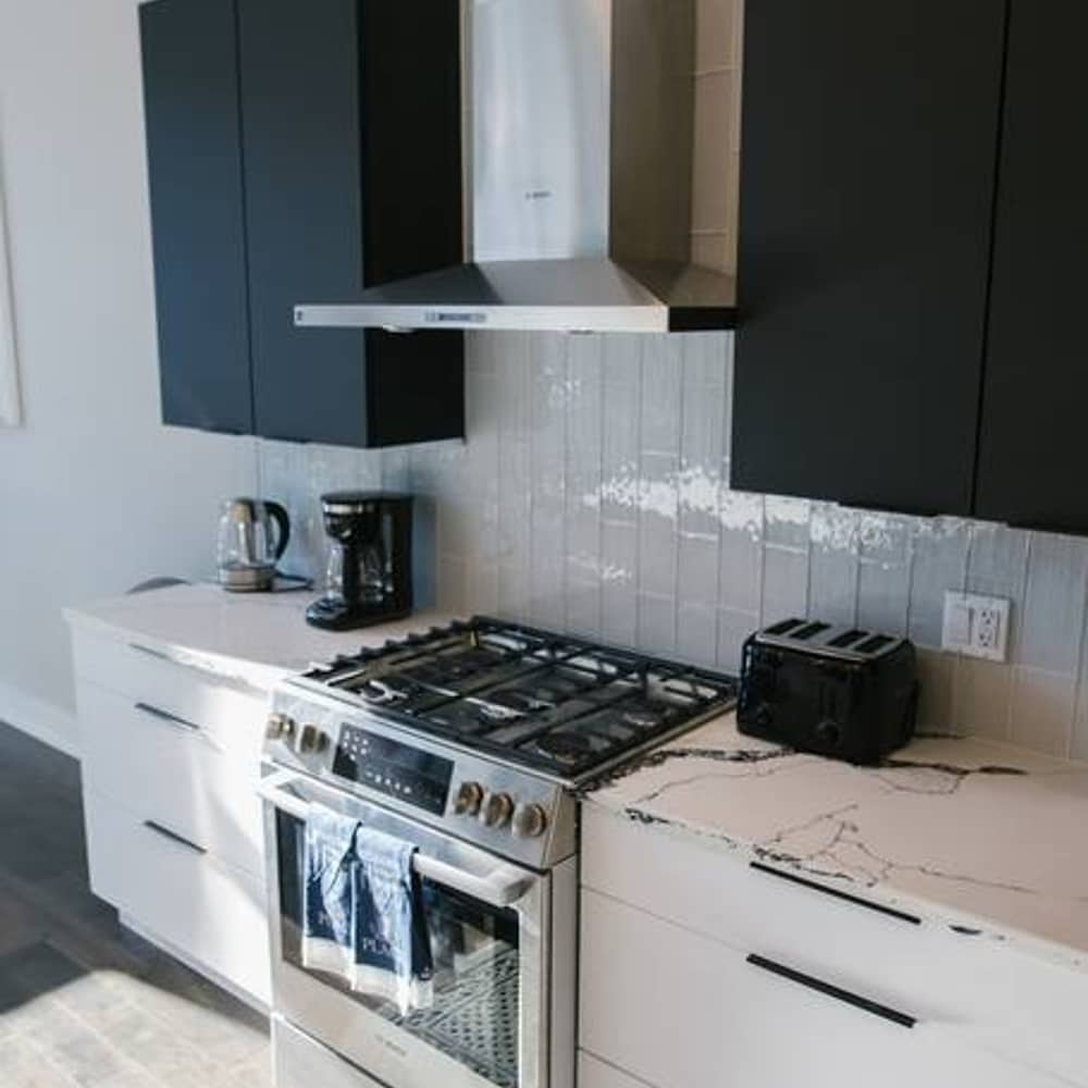 Magnificent NEW Home w 8 Beds Free Parking