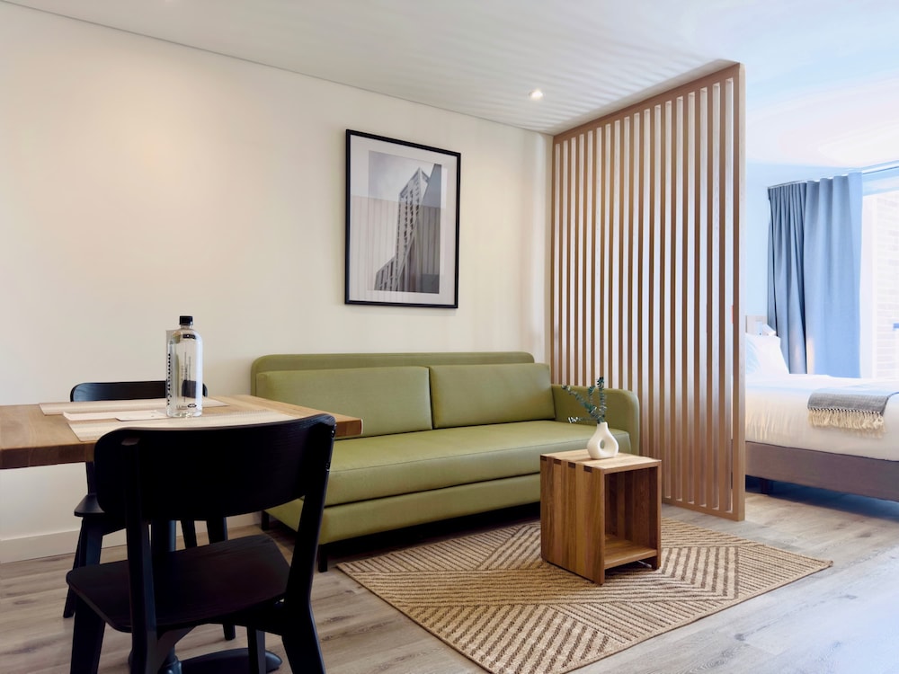 w Inviting Loft w Balcony in Santa B Rbara