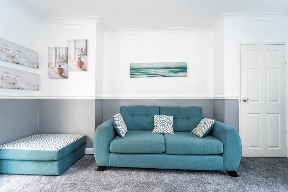 3 Bed House - Sleeps 5 - Pets - Garden - Parking