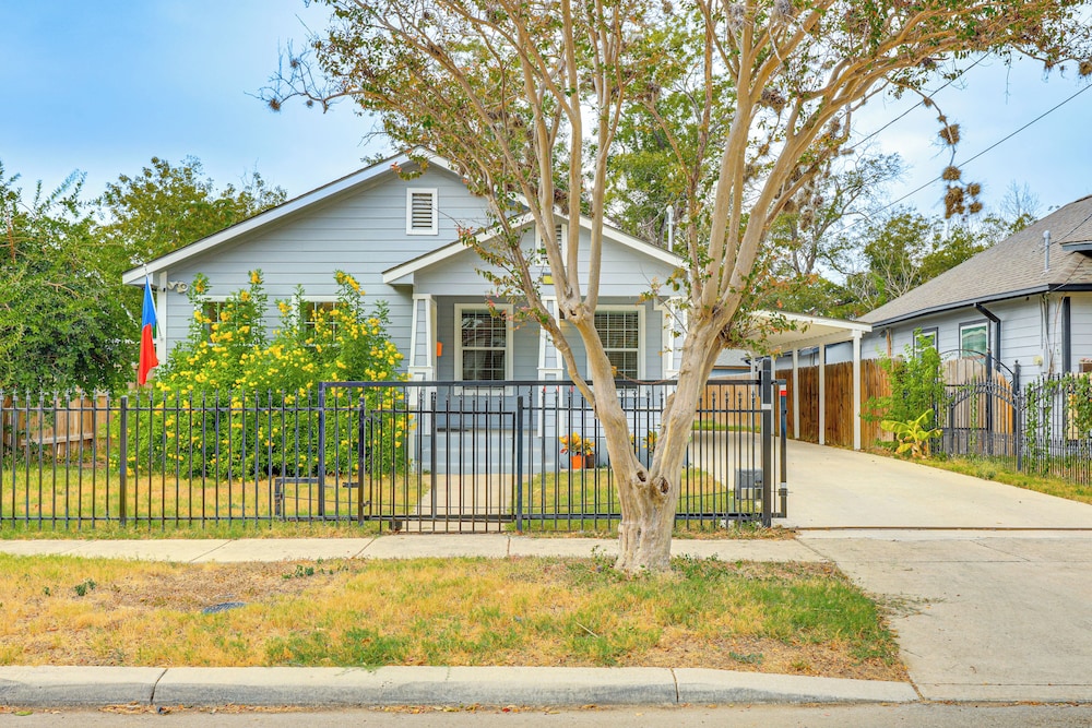 3 Mi to Dtwn: Cozy San Antonio Home w/ Casita!