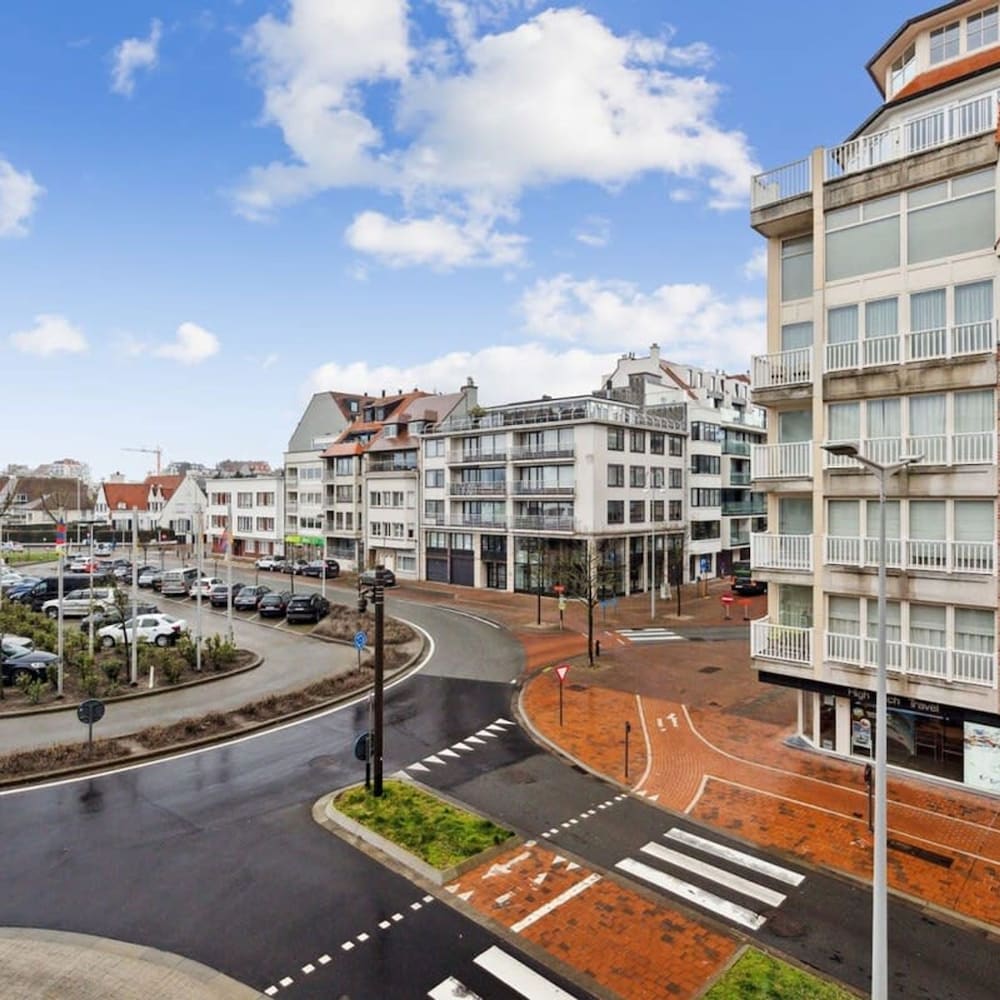 Centrally Located 2 Bedroom Apartment With Parking