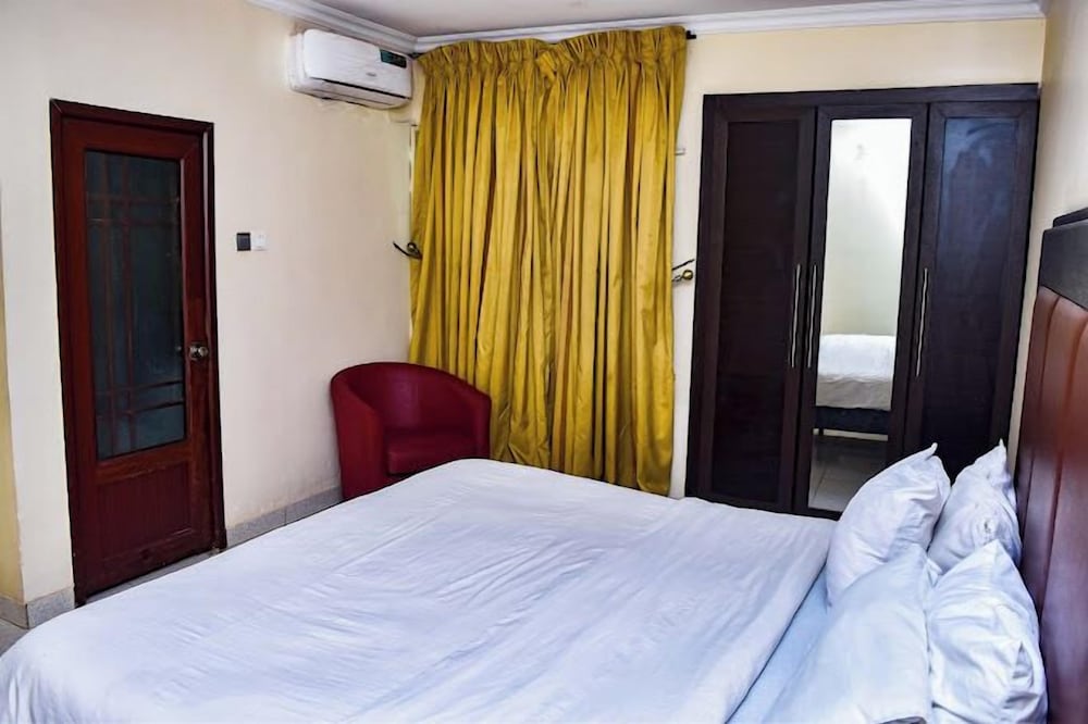 CANDOW HOTEL