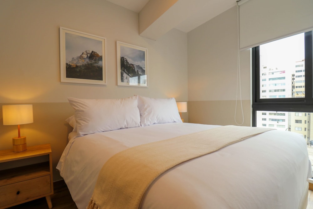 w Exceptional 2BR w Balcony in Miraflores