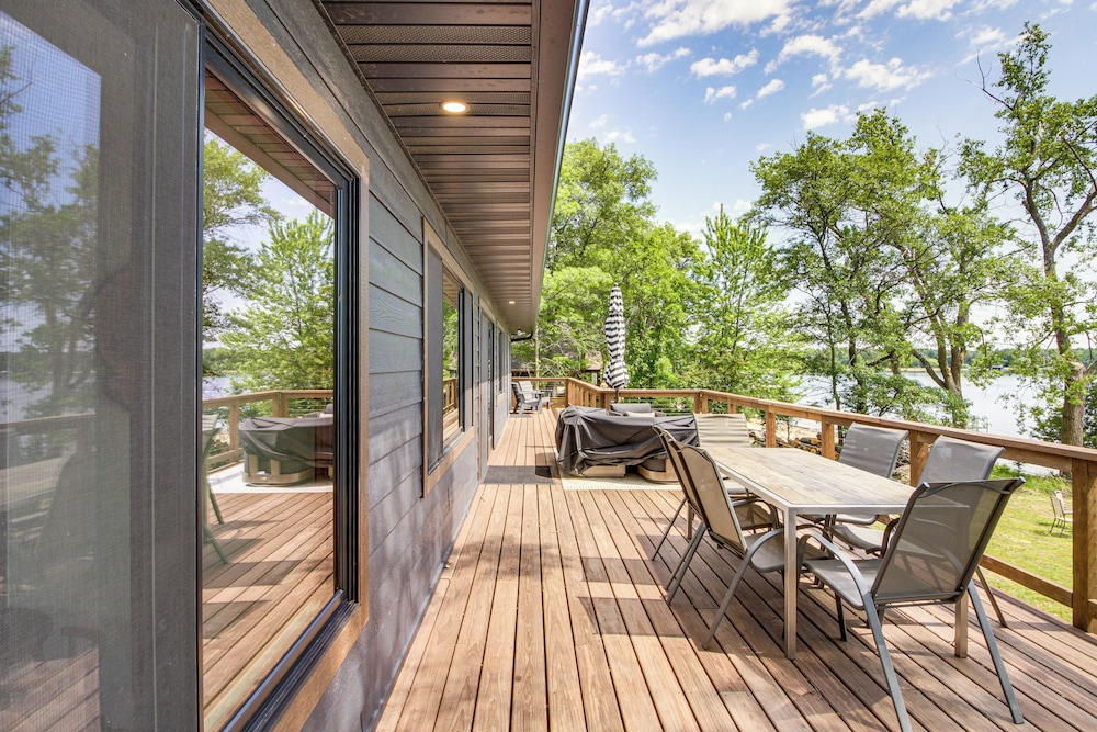 Private Beach & Dock: White Sand Lake Retreat!