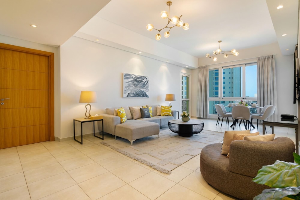 Exclusive Apt w Seafront Views Over Palm Jumeirah