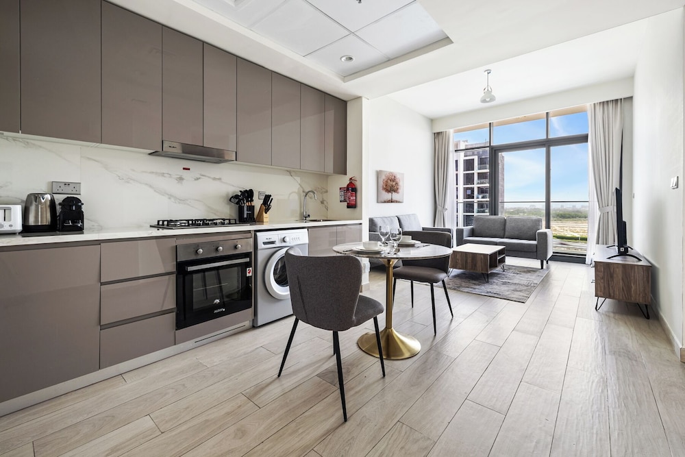 Cozy 1BR with Balcony Views
