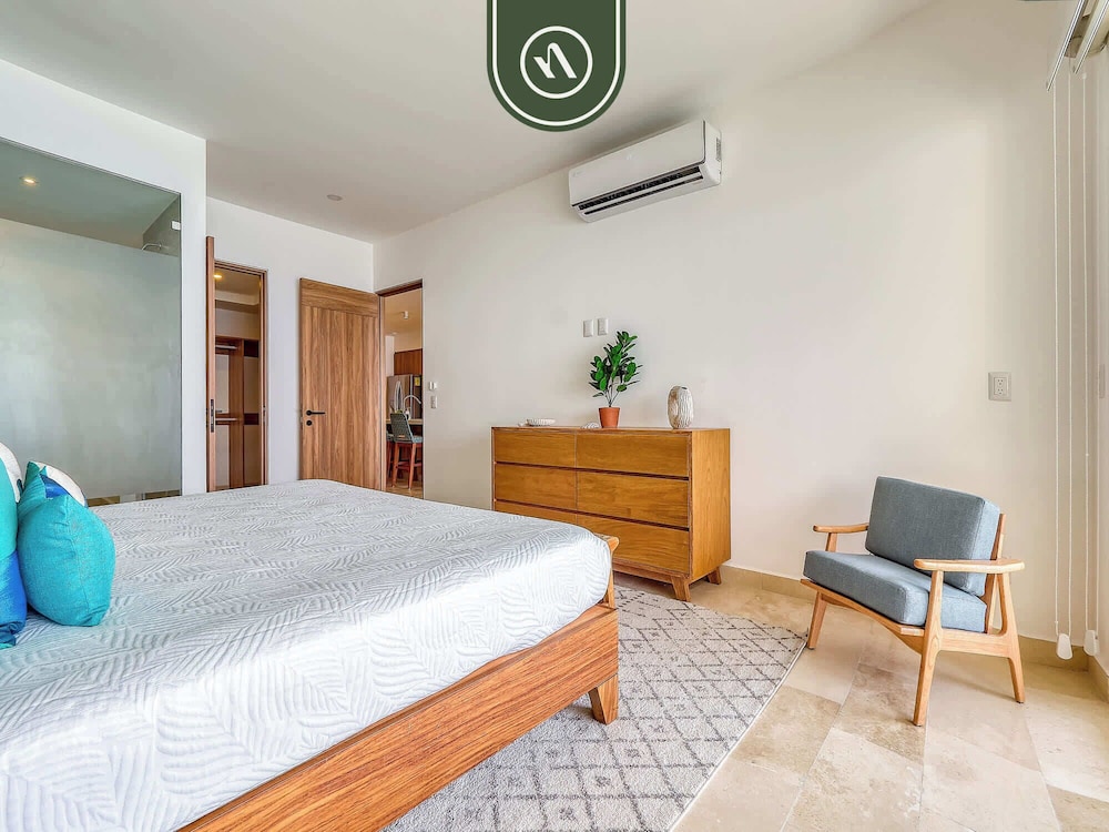 Luxury Oceanfront 3 BR Condo - Pools