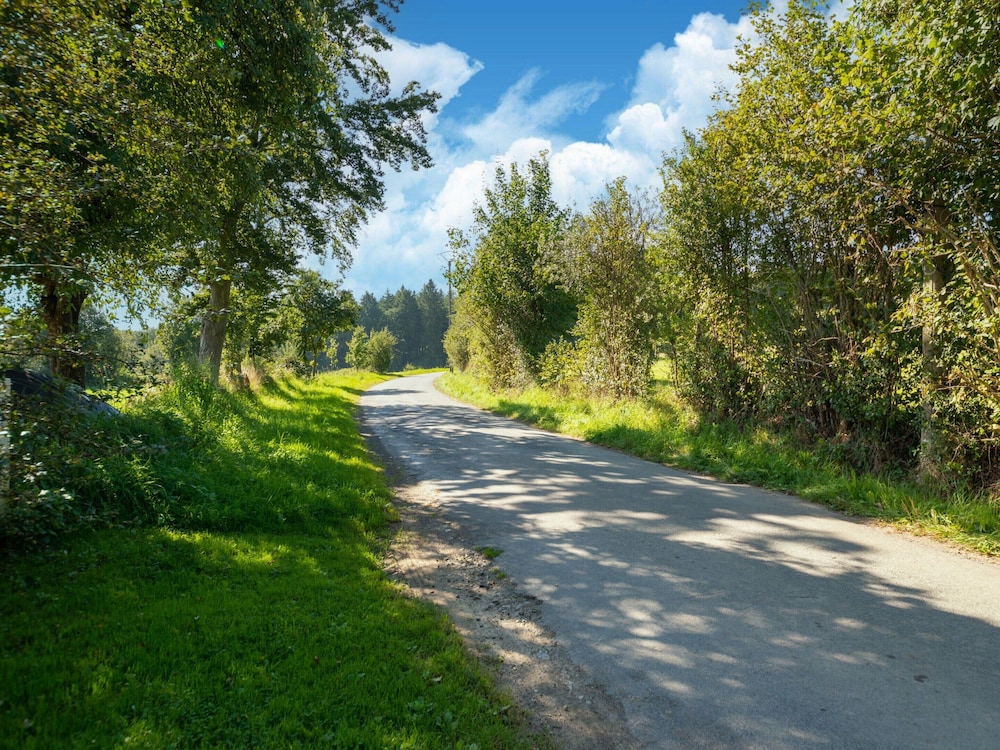 Spacious Getaway Near Spa F1