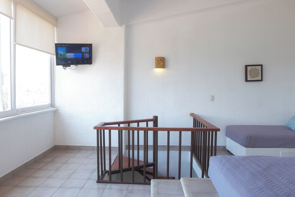 Apt. with Jacuzzi Ixt. Zihuatanejo 3 BR