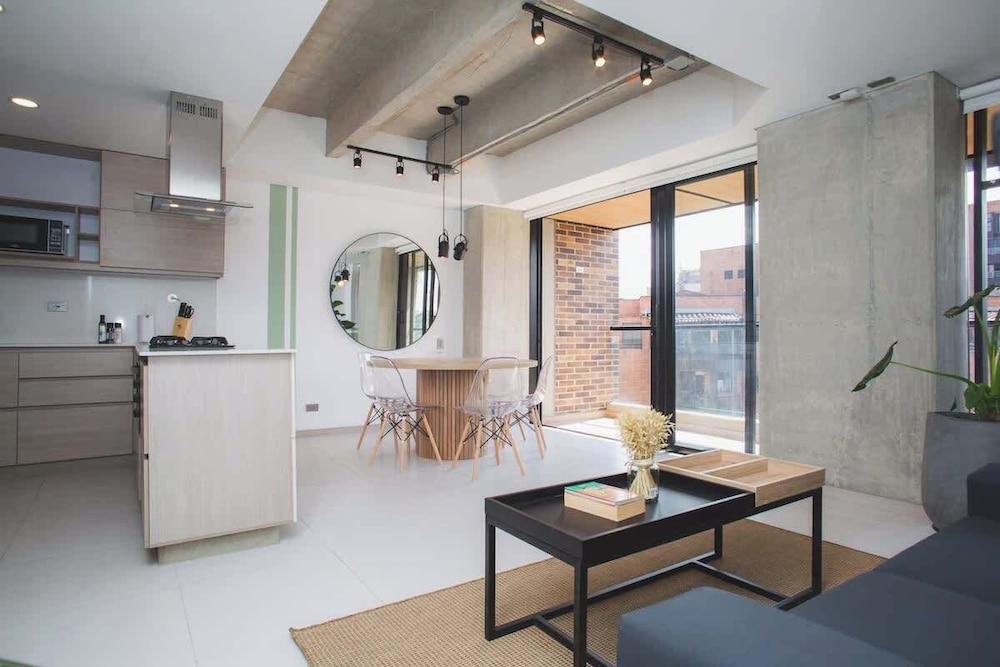Cool 3 BR W/ Balcony in Laureles Medellín