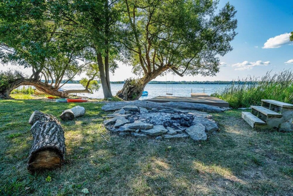 County Lakehouse - The Perfect Spot in PEC