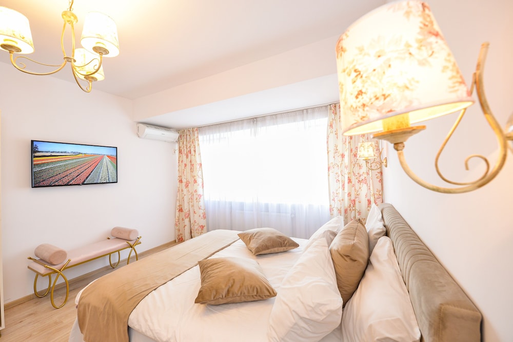 Tres Chic Studio - Victoria Avenue view 2