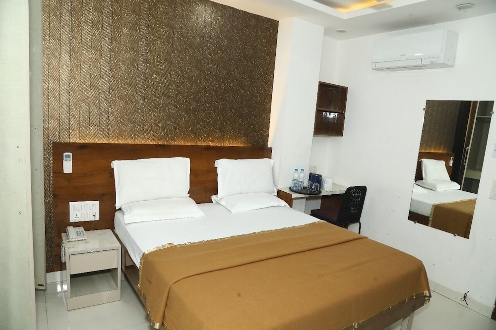 Flourish Stay Saket near Max Hospital