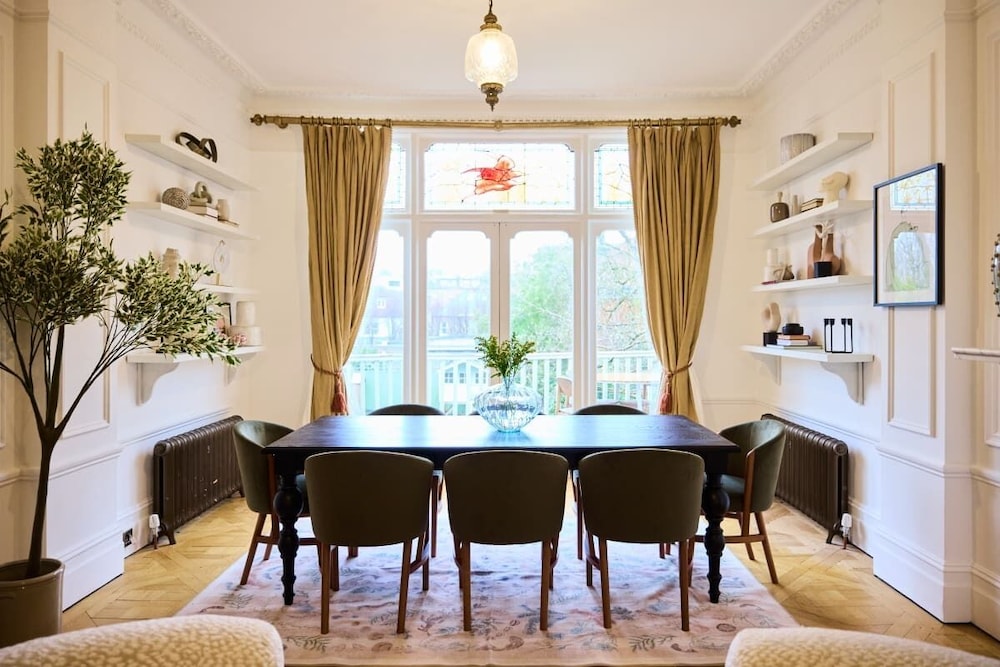 The Rosebery Retreat - Inviting 4bdr With Garden