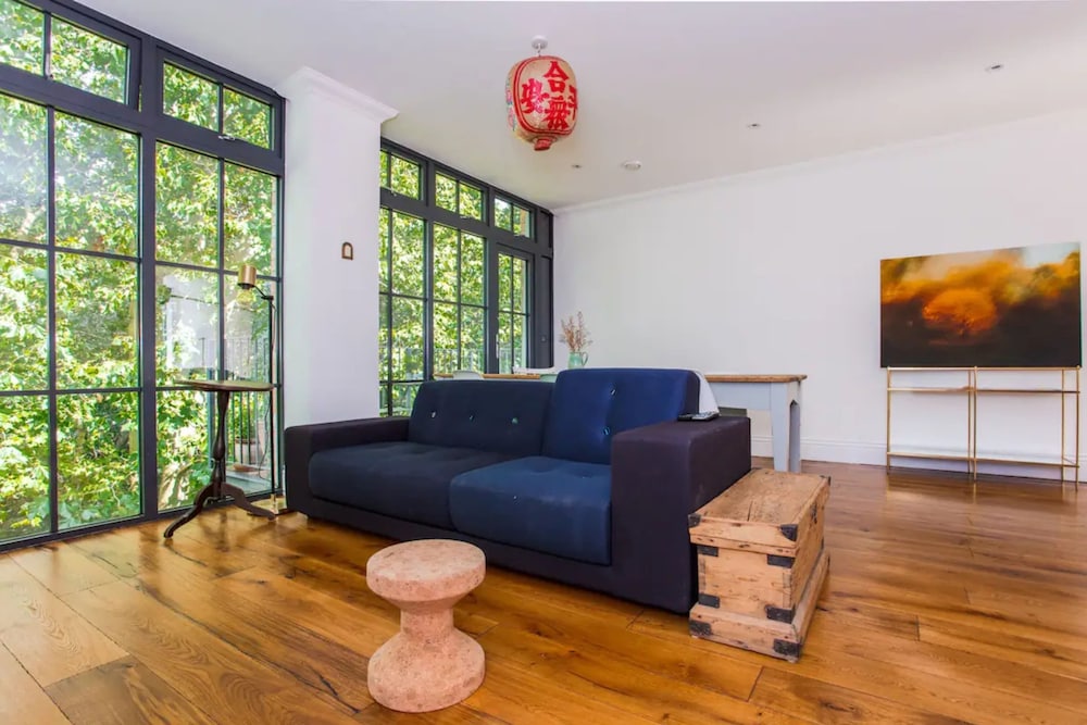 Cosy 2 Bedroom Apartment With Great Outdoor Balcony