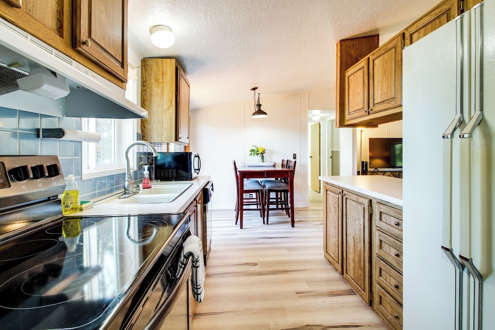 Quiet Lakefront Retreat < 2 Mi to Heceta Beach!