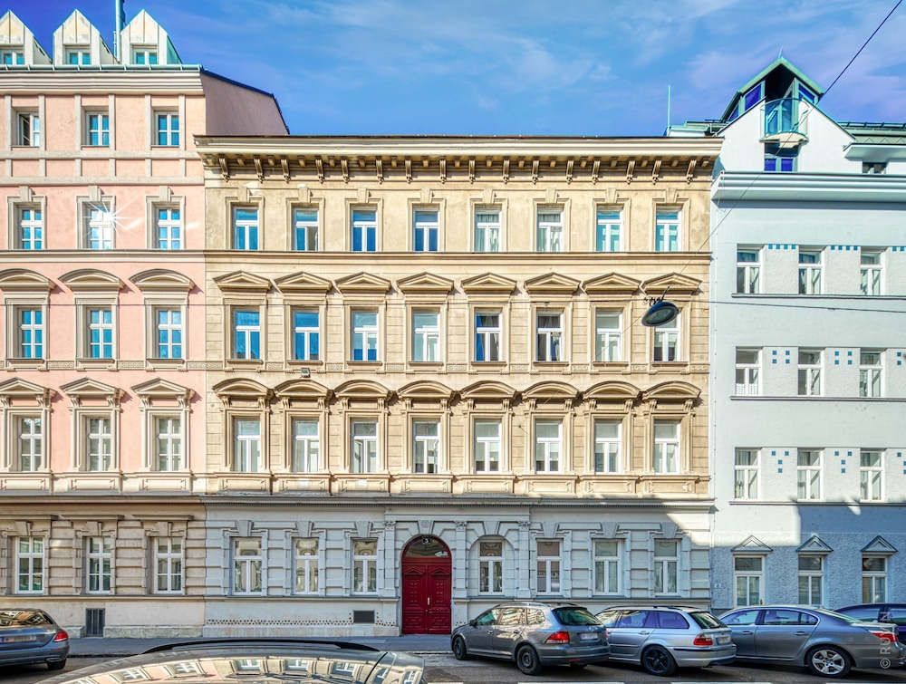 Luxurious and Bright, 5 min walk to city center