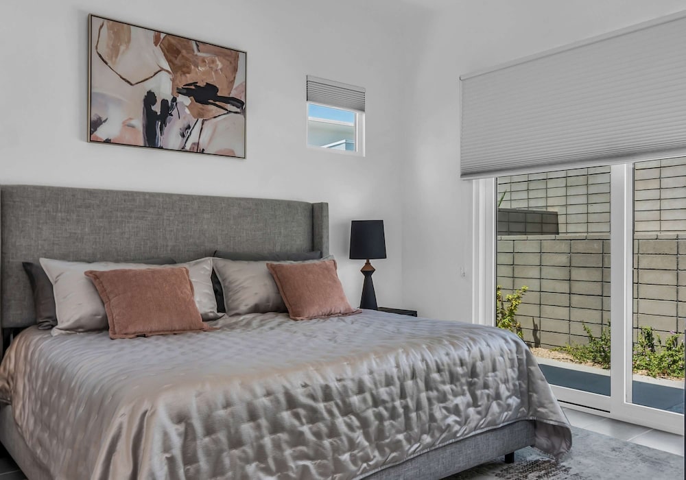 Modern Miralon - Sophisticated Retreat for Up To 5 w/ Resort Amenities