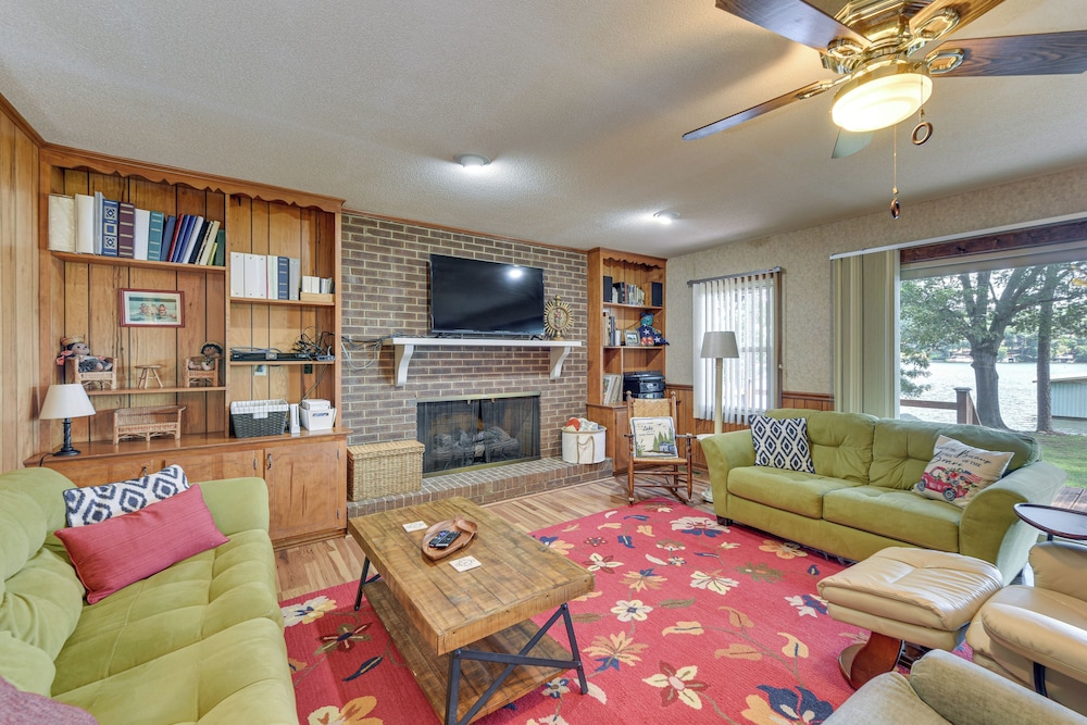 On Lake Tillery: Spacious Home w/ Screened Porch!