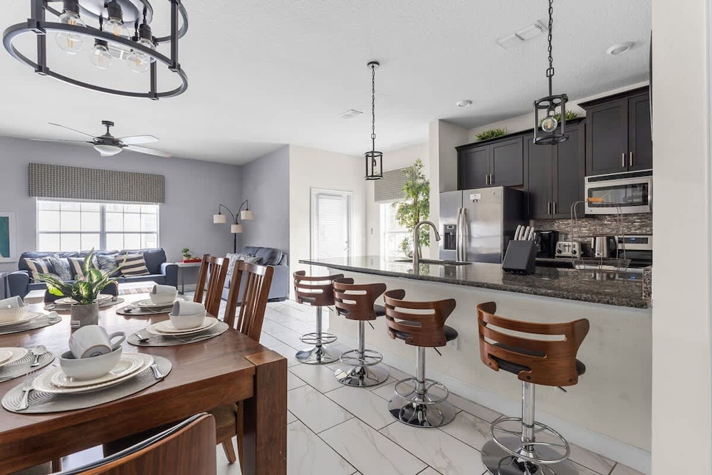 Private Pool and BBQ at Storey Lake 5BR