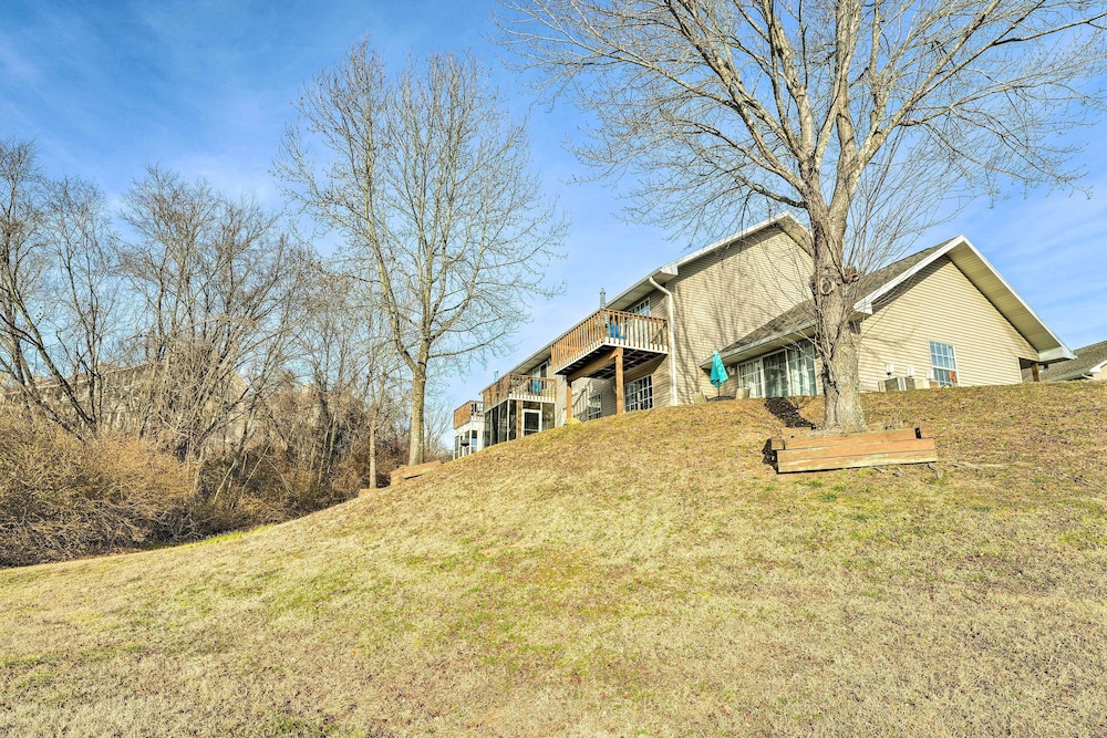 Balcony & Grill: Condo Near Table Rock Lake! view 3