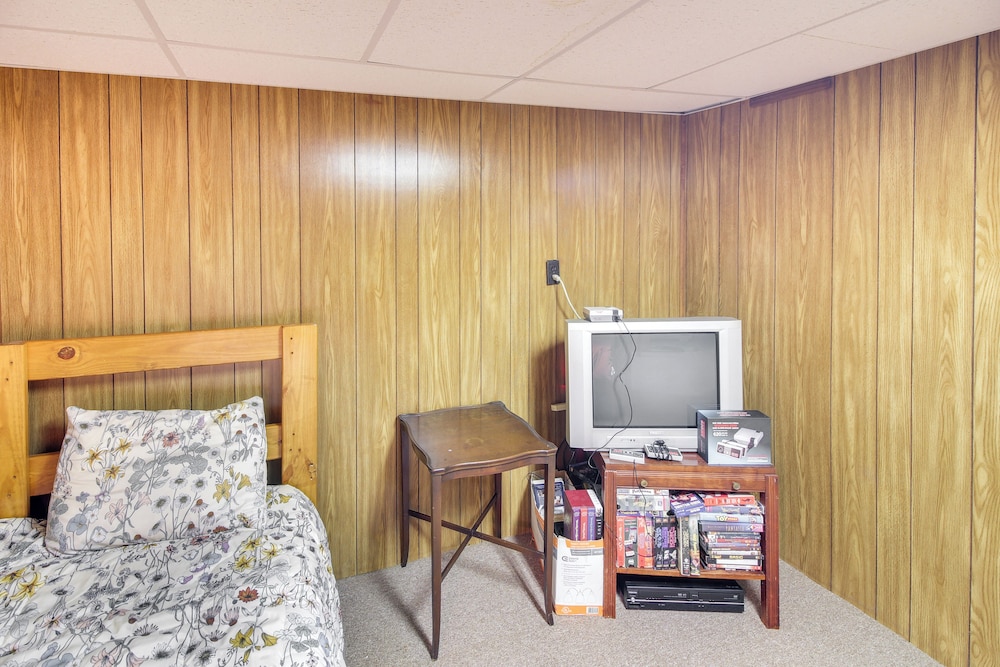 Family Home w/ Game Room! 1 Mi to Dale Hollow Lake