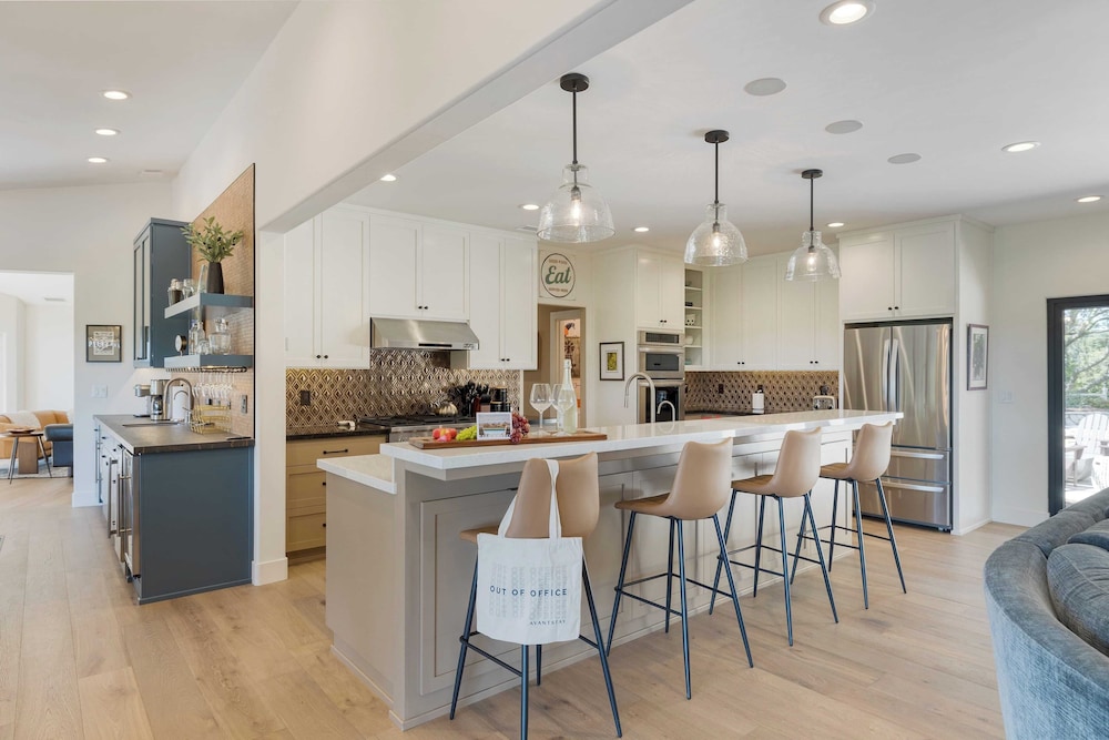 Rancho Robles by Avantstay Vineyard Villa w/ Views, Pool & Privacy