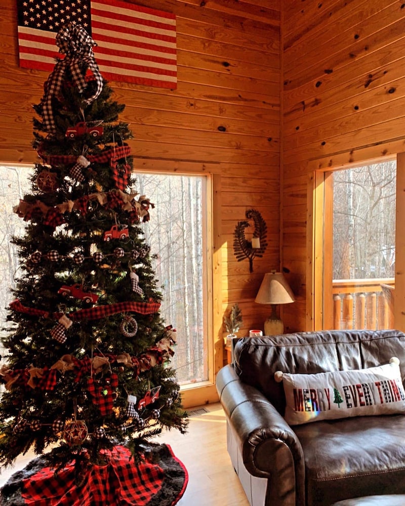 Beautiful Cabin w hot tub Sauna Pool Table