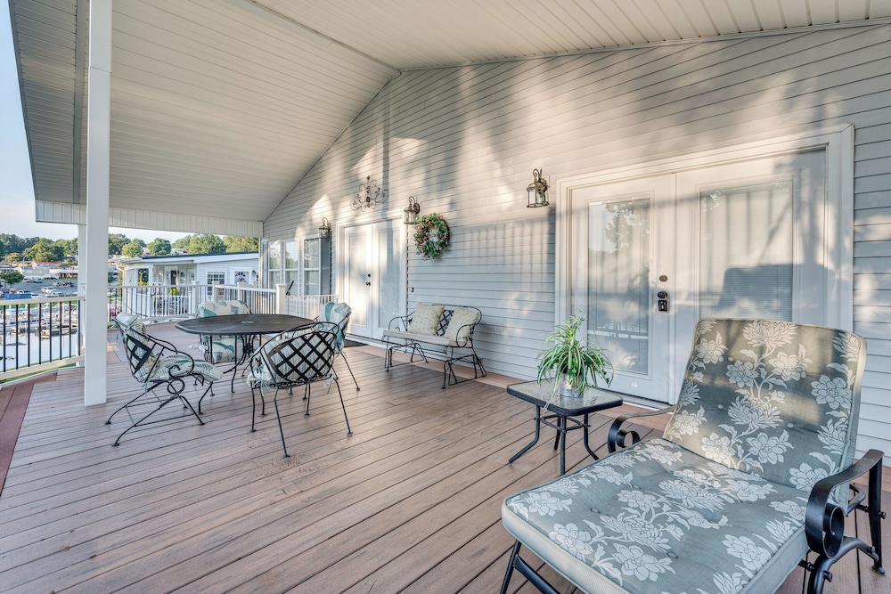 Breathtaking Views & Deck: Badin Lake House!