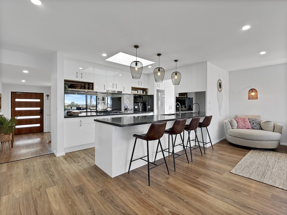 Chic 4-bed Beach House With Sea Views
