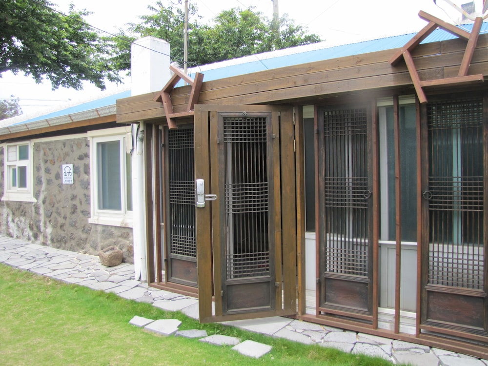 Dumbhouse Eho