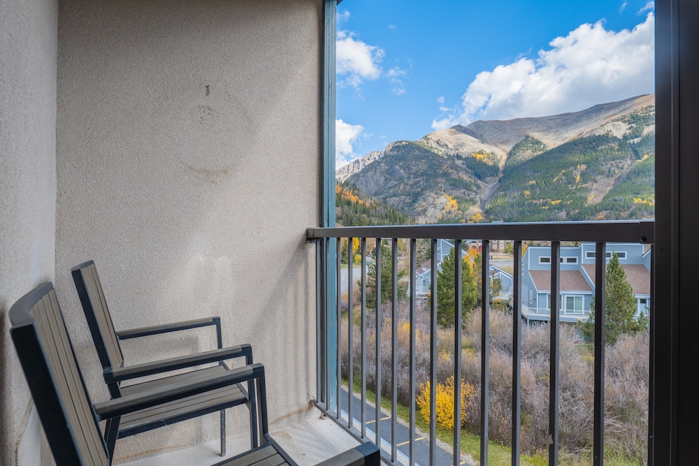 Comfortable Cozy Condo - Short Walk to American Eagle Lift - SH402 by RedAwning