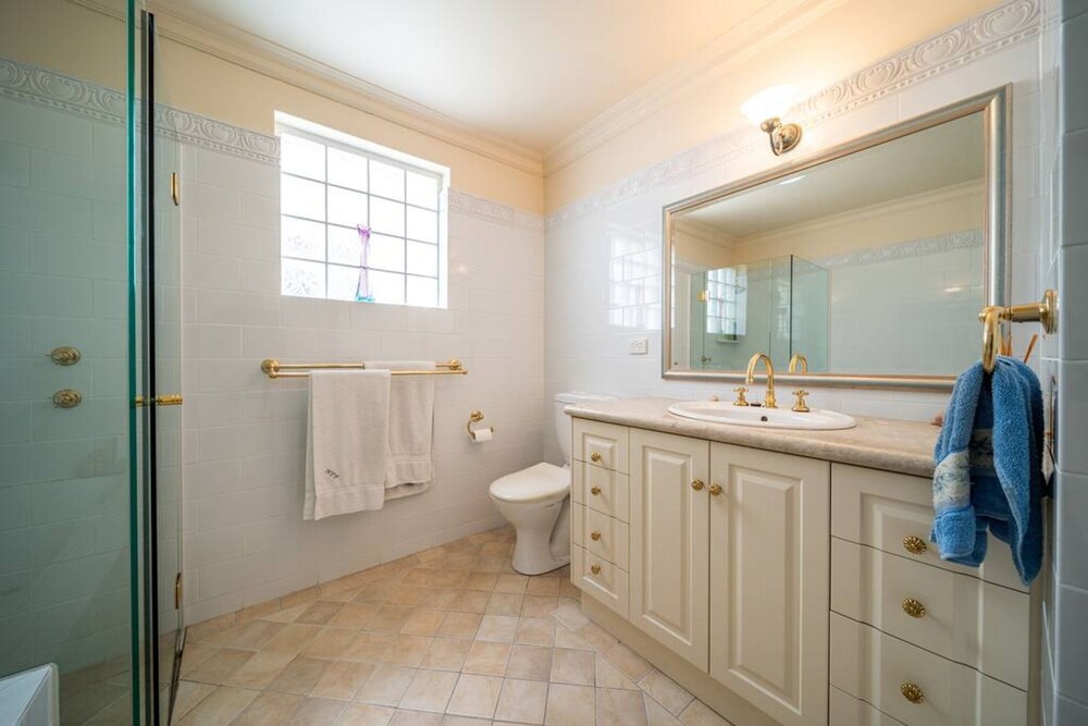 Glenelg Beach Stylish 2 Story Townhouse Sea View