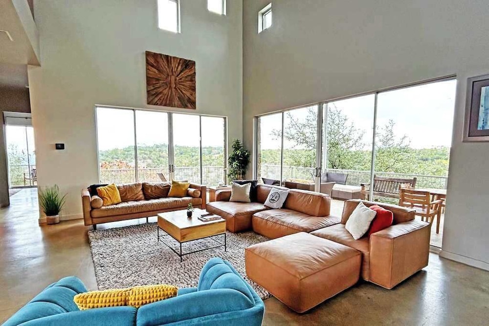 Luxury 4BR Hilltop Retreat Hot Tub & Scenic Views