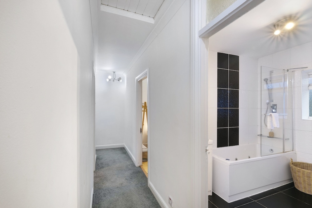 Modern 4 Bedroom Hse Garden in Feltham