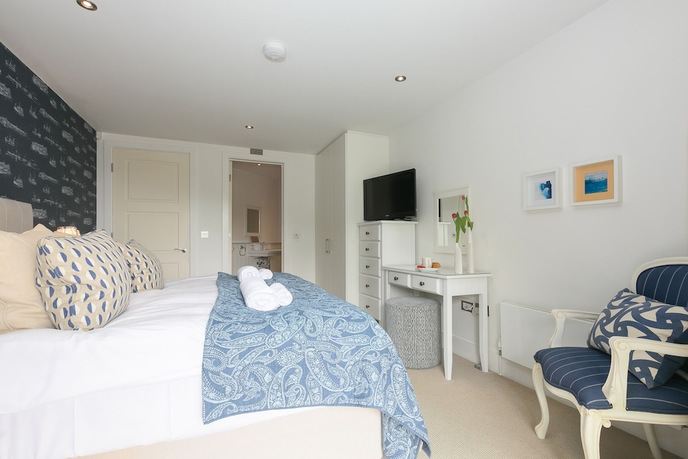 Peninsula Apartment 2