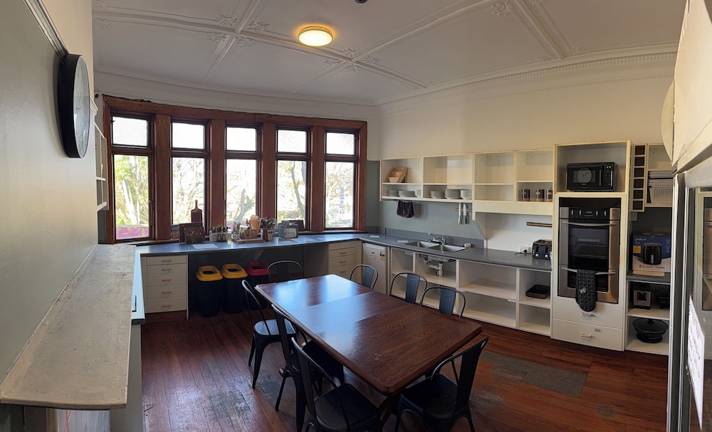 Manor on the Park Backpackers