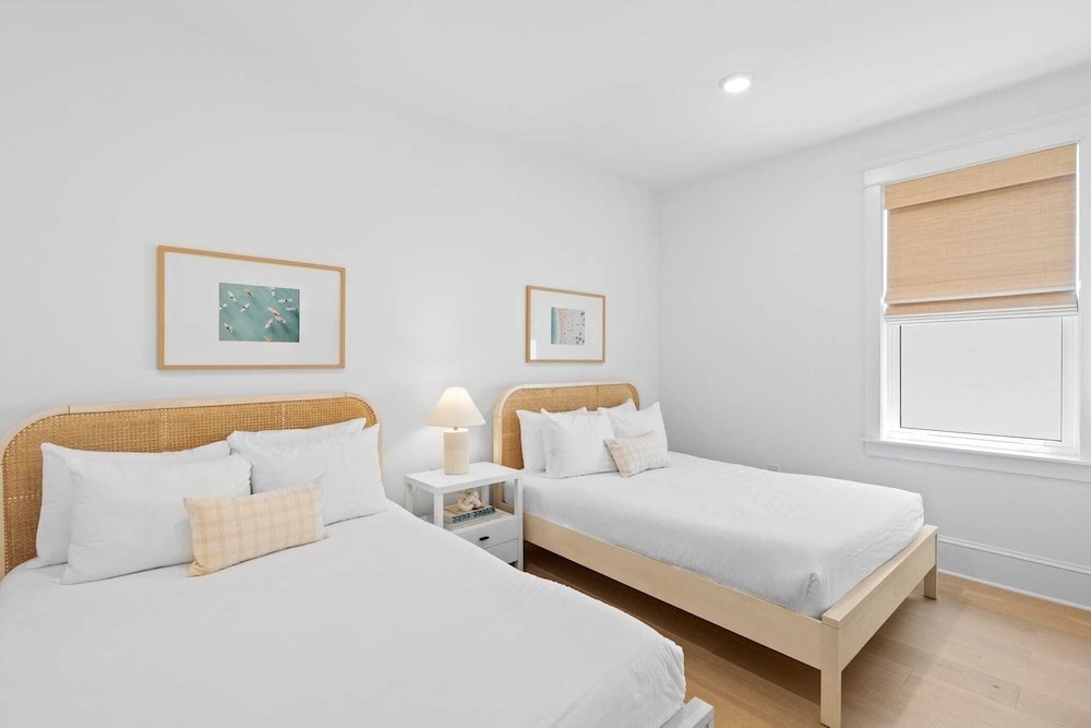Sleeps 20 2 Homes, 9bdr, Arcade Walk to Blue Mountain Beach Access & Eats