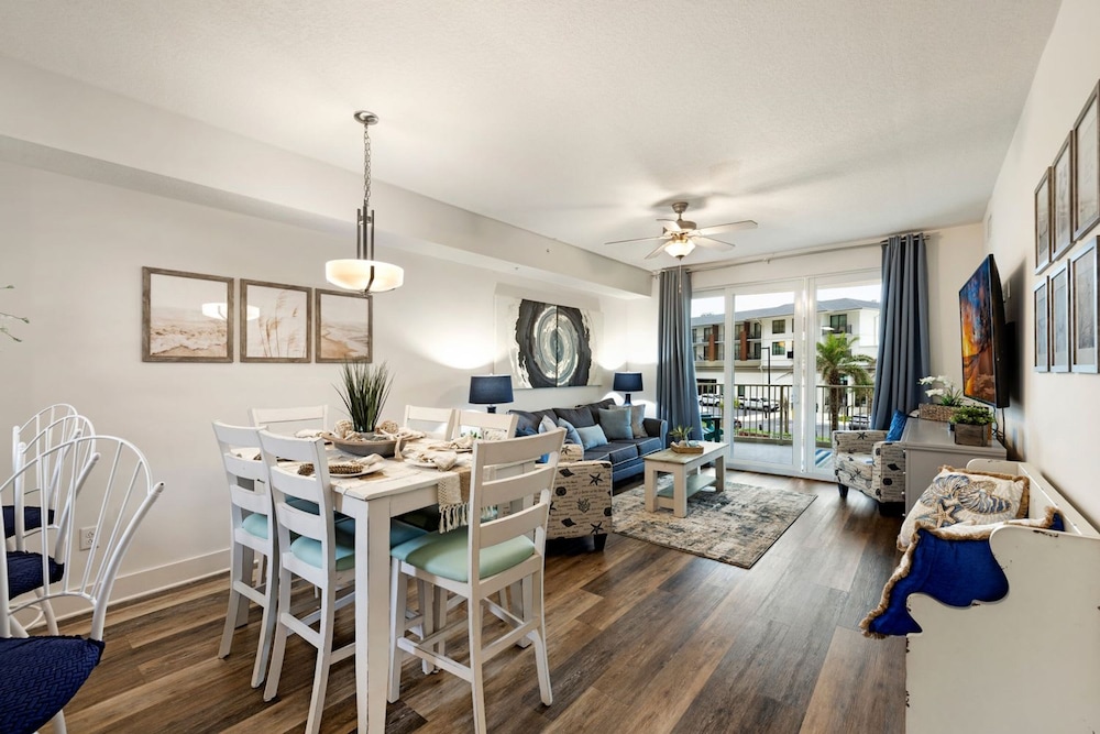 Fall Retreat Condo w Heated Pool Hot tub Pier Pk