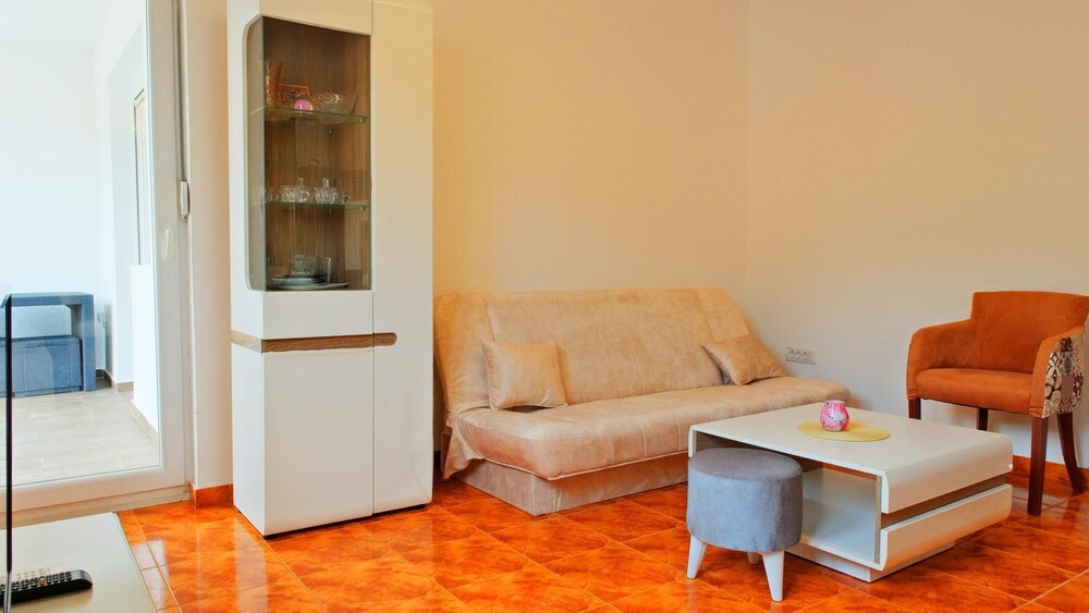 Spacious Nature View Flat Near Porto Montenegro view 3