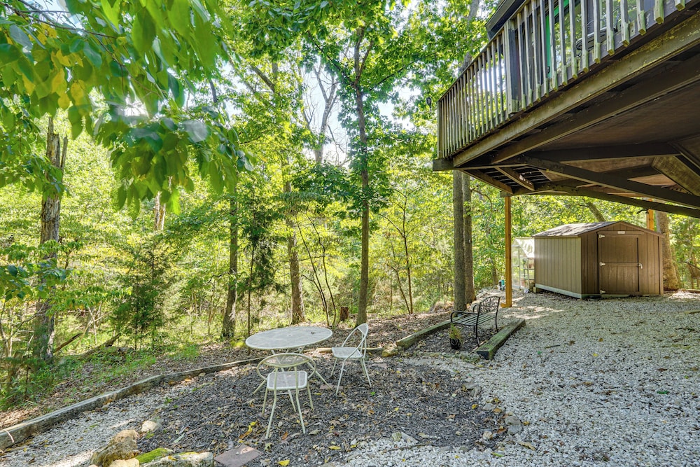 Unique Treehouse Hideaway Near Lake of the Ozarks