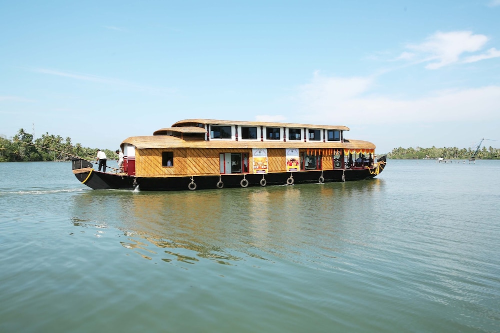 Regant Lake Palace
