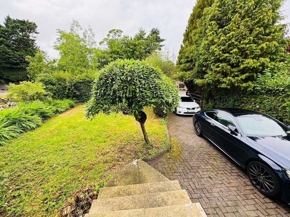 Buxton 5-bed Retreat - Sleeps 11, Parking & Garden