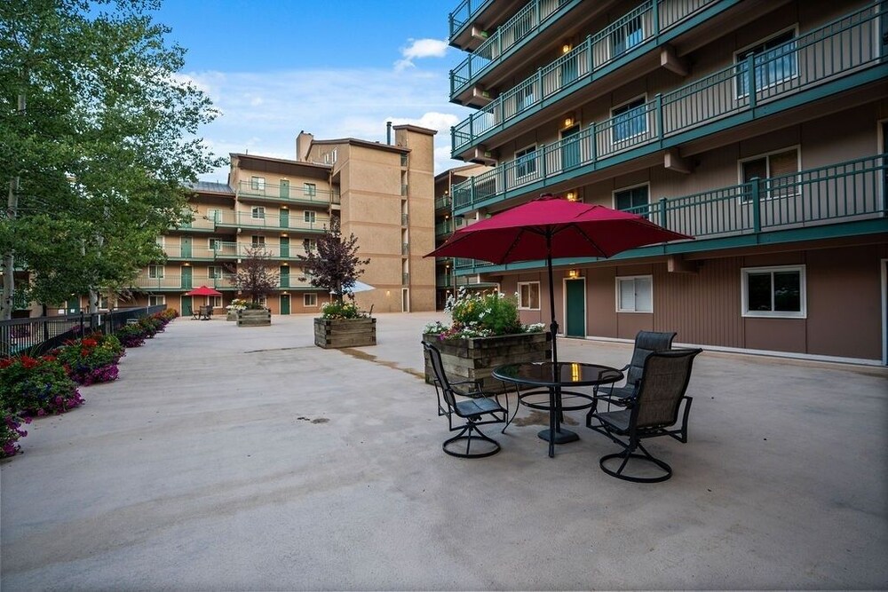 Vantage Point #408 4 Bedroom Condo by RedAwning